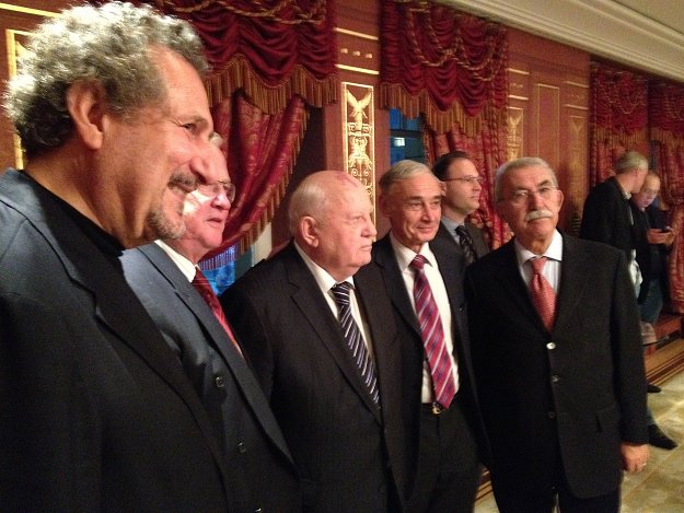 Da sinistra a destra: Angleo Schiano, Martin Lees, Michail Gorbachev, Andrei Grachev, Giulietto Chiesa
